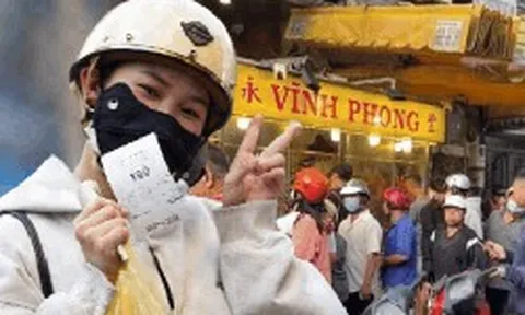 Cảnh tượng lạ ngày Tết Đoan Ngọ tại TP.HCM: Người dân xếp hàng, cầm theo số phiếu tới 248 vẫn vui vẻ đợi chờ