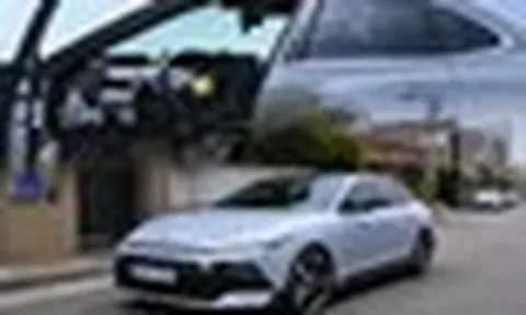 Hyundai Elantra đời mới lần đầu lộ nội thất khác biệt hoàn toàn: 2 màn hình đặt nổi cỡ lớn, bớt nhiều chi tiết rườm rà