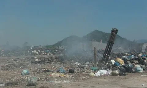 Bãi rác cháy âm ỉ nhiều ngày, người dân khốn khổ vì khói độc và mùi hôi