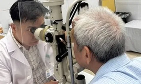 Dập nhãn cầu, rơi thủy tinh thể sau cú đập cầu lông