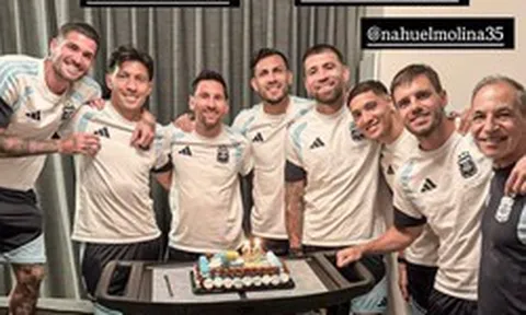 Messi bất ngờ bị "đánh úp"