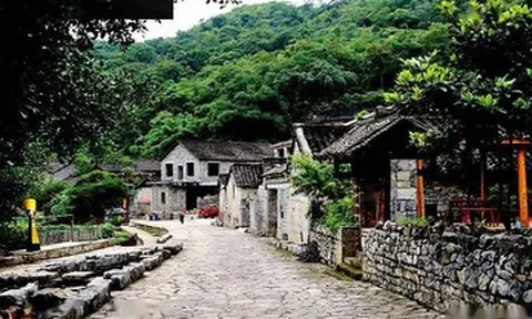 Ngôi làng 600 năm nằm dưới đáy hố sụt sở hữu hệ thống thoát nước độc nhất vô nhị