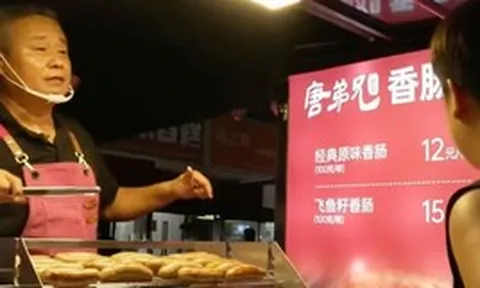 Phát hiện người đàn ông U60 bán lạp xưởng nướng bên lề đường, thu về 730 triệu đồng/ngày