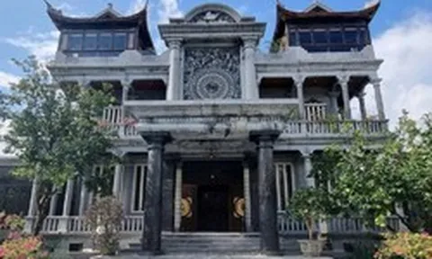 Việt Nam có toà lâu đài cao 27m, nặng 3.000 tấn, 21 cột nguyên khối, xây suốt 14 năm bởi 1 người thợ chưa từng học qua kiến trúc