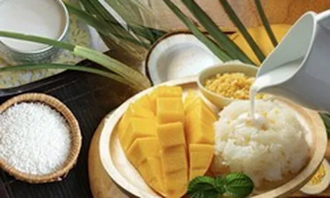 Giá xôi xoài leo thang chẳng thua giá vàng tại Việt Nam, 80.000 đổi lấy vài muỗng nếp và ba lát trái cây?