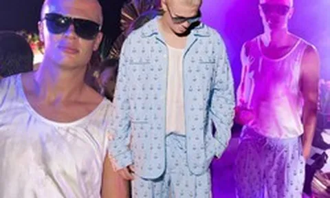 Haaland khi cởi áo Na Uy: Mặc ba lỗ trắng với pijama kẻ sọc, tưởng bác trai Việt Nam nào không đó