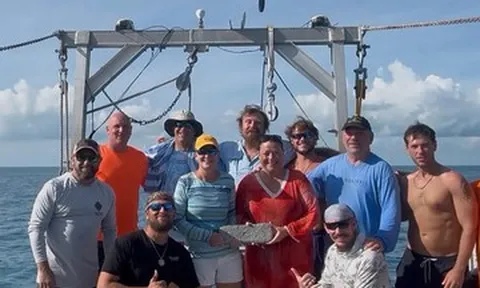 Phát hiện thỏi bạc hiếm 10,2kg từ xác tàu đắm hơn 400 năm tuổi