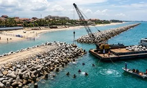 Mục kích công trình hàng hải gần 1.000 tỷ đồng ở Cửa Đại: 70 thợ lặn chuyên nghiệp, 250.000m3 đá vào việc