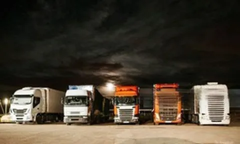 Mật phục trong đêm, phát hiện 2 xe tải lạ, công an Việt Nam lập tức theo dõi giám sát, kiểm tra