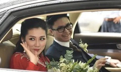 Mỹ nhân showbiz nở nụ cười trên xe Audi, theo chồng thiếu gia về dinh: Cuộc sống trong biệt thự 250 tỷ gây choáng