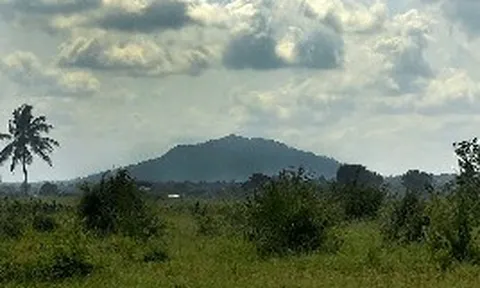 Phát hiện ‘kho báu’ trị giá hơn 1,6 triệu tỷ đồng nằm dưới khu đồi rộng gần 3,7 km², láng giềng Việt Nam lập tức tìm tới