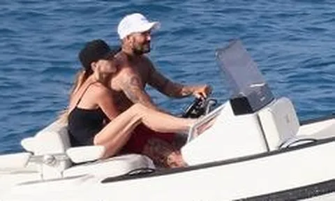 David Beckham và Victoria khiến dân tình nóng mặt với khoảnh khắc thân mật trên du thuyền