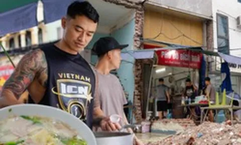 Viral quán phở nằm giữa công trường ở Hà Nội: Mỗi sáng bán hàng trăm bát, khách quen không ngại bụi