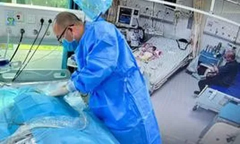 Bác sĩ TP.HCM nghẹn lòng trước tâm nguyện mang theo đôi dép của 1 người mẹ trước lúc qua đời: "Tôi có viết vào cuốn hồi kí Covid, nhưng chưa bao giờ đọc lần 2…”