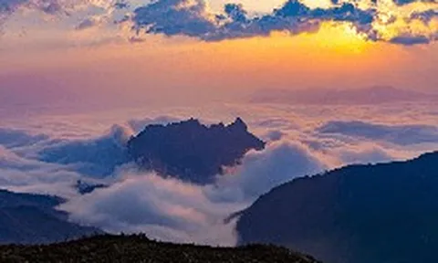 Ít người biết đỉnh núi cao thứ 5 Việt Nam, là “ cột mốc thiêng liêng đẹp nhất biên cương” ở độ cao trên 3.000m, điểm đến "trong mơ" của dân trekking