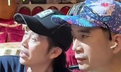 NSƯT Hoài Linh đi xe máy chạy show, rất đắt show
