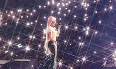 4.000 khán giả không chịu về khi xem concert của Phùng Khánh Linh