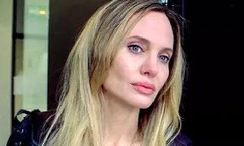 Phản ứng của Angelina Jolie về Brad Pitt