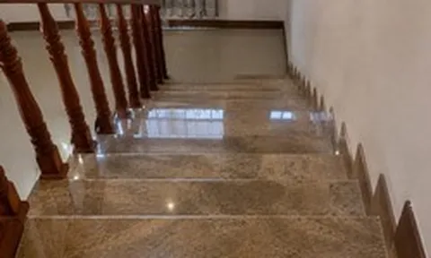 Vì sao ngày càng nhiều gia đình không còn lát đá bóng ở cầu thang? 2 bề mặt giảm trơn trượt tốt hơn đang dần trở thành xu hướng mới
