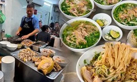 Khách Trung gọi đây là "quán phở gà số 1 Hà Nội": Ăn liền 3 ngày, trước khi rời Việt Nam vẫn quay lại thêm một lần