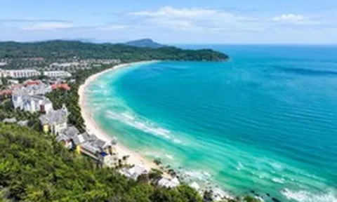 Việt Nam sở hữu “thiên đường biển xanh cát trắng nắng vàng”, được cả Vingroup và Sun Group tới làm khu nghỉ dưỡng, công viên bán hoang dã, sân bay và tuyến cáp treo 3 dây dài nhất thế giới