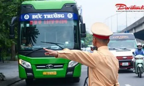 Hà Nội: CSGT tổng kiểm tra xe kinh doanh vận tải, phát hiện xe máy trên khoang chở khách
