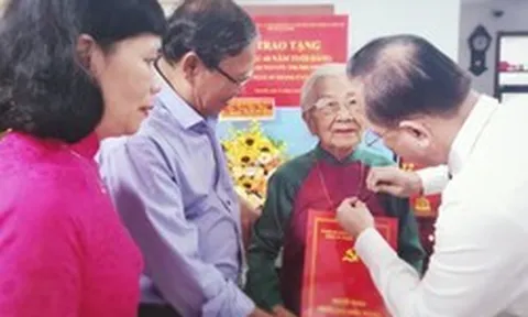 Nữ NSƯT U100: "Tôi xin khoe, tôi vừa được 60 năm tuổi Đảng"