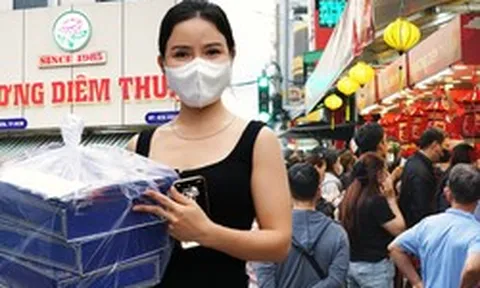 Cảnh tượng đông nghẹt tại một tiệm bánh trung thu nổi tiếng ở TP.HCM: Chờ gần 2 tiếng, xếp hàng lại 3-4 lần mới mua đủ số lượng