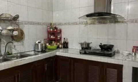 Vì sao ngày càng nhiều gia đình không còn ốp gạch kín tường bếp? 1 cách làm giúp bếp thoáng mắt, dễ vệ sinh đang trở thành xu hướng mới
