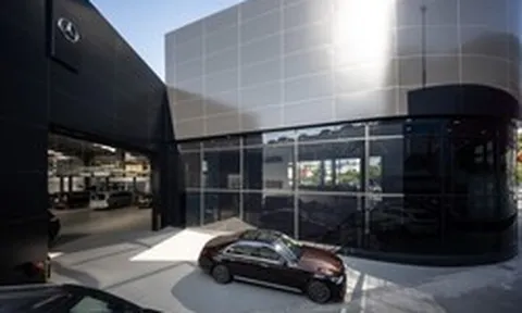 Nhà phân phối Mercedes-Benz đồng loạt đầu tư nâng chuẩn showroom tại Việt Nam