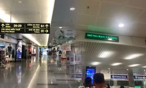 Sau chuyến bay dài về Hà Nội, dòng chữ ở khu nhập cảnh Nội Bài khiến nhiều người Việt thấy ấm lòng
