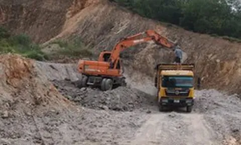 Xử lý bãi đổ trộm chất thải ngay trước cổng nhà máy rác lớn nhất Hà Nội