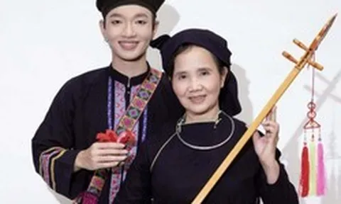Hoàng Dũng khoe mẹ là Phó giáo sư, Tiến sĩ, U70 thành nghệ nhân hát then