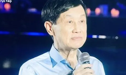 Xách túi đen, bảng không số, ông Johnathan Hạnh Nguyễn ủng hộ 10 tỷ đồng cho nhiều trẻ em Việt Nam