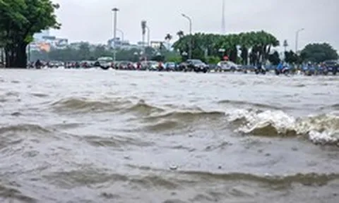 Hà Nội mưa cả đêm không ngớt, loạt tuyến phố ngập úng