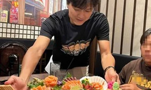 Nam nghệ sĩ đình đám đi bán sushi ở đường số 7, phường An Lạc, TP.HCM