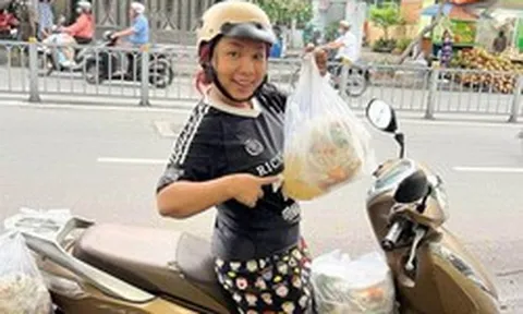 Nữ diễn viên là mẹ đơn thân quê An Giang đi bán cơm, tự đi giao hàng kiếm tiền nuôi con ở TP.HCM