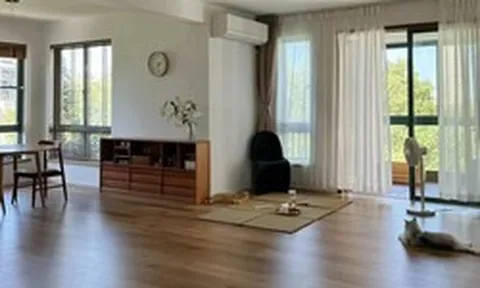 Xem 2 ngôi nhà này mới hiểu vì sao ngày càng nhiều người bỏ sofa, bàn trà và kệ tivi
