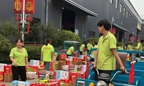 Công ty tặng nhân viên 26 loại quà Trung thu, chất đầy xe ba bánh