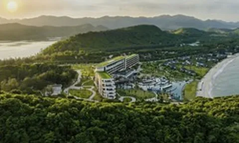 Quảng Ninh có một “kiệt tác” nghỉ dưỡng 1.700 tỷ đồng ẩn mình giữa “kỳ quan của ĐNÁ”: Rộng 350.000 m2, 2 năm liên tiếp nhận 5 giải thưởng quốc tế