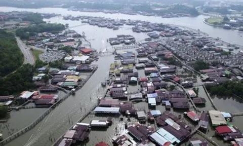 Ngôi làng 'Venice phương Đông', hơn 13.000 người sống giữa sông nước