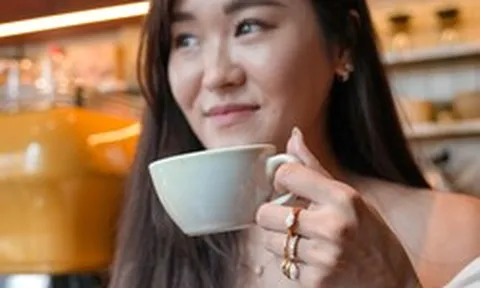 Nữ gen Z nghỉ việc ngân hàng, khởi nghiệp thương hiệu thiết kế trang sức doanh thu 26 tỷ đồng: Được đích thân sao Disney Channel đặt hàng