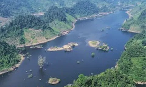 Việt Nam có “vịnh” 300 ha nằm giữa núi: Không thông ra biển, chỉ xuất hiện 4 tháng trong năm