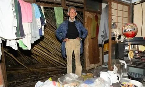 Cụ ông 78 tuổi sống trong căn nhà ngập rác trị giá 50 tỷ, ăn bữa 5.000 đồng