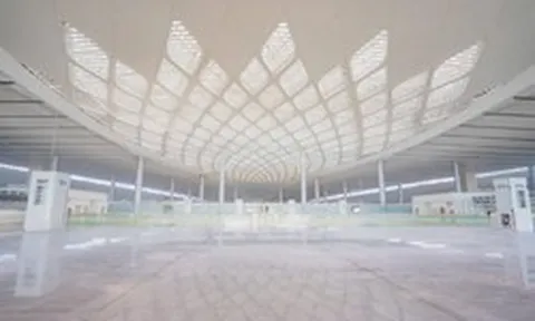 56 kích thủy lực nâng khối mái 'cánh sen' có diện tích gần 20.000 m², nặng 5.300 tấn lên cao