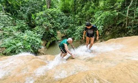Phát hiện thác nước kỳ lạ ở nước láng giềng Việt Nam, nước đổ ào ào nhưng du khách vẫn leo ngược ầm ầm