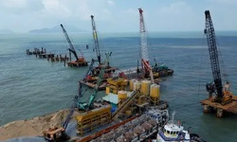 Khoan 438 cọc bê tông xuống lòng đại dương, huy động hơn 1.000 thiết bị xây siêu công trình 25.700 tỷ đồng dài nhất Việt Nam