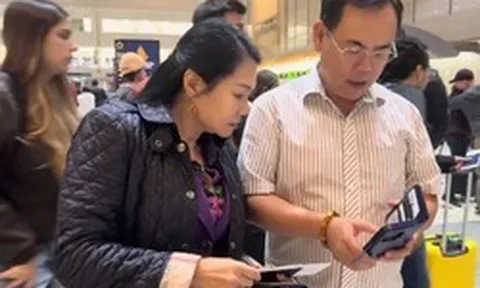 Nữ NSƯT U60 từ Mỹ về nhận show "cát-xê không đủ tiền vé máy bay"