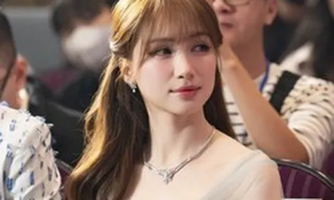 Hòa Minzy: "Chị cười cười cho em thoải mái chứ thật tâm là chị xót lắm"