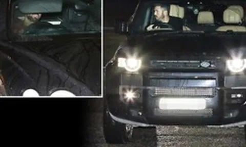 Papparazzi tóm cảnh Carrick và Bruno Fernandes ủ rũ về nhà sau thảm bại của MU